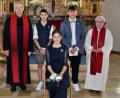 Bild: ds
Nach dem Gottesdienst zur Konfirmation: (von links) Pfarrer Markus Vedder, Andreas Wagner, Victoria Zeltner, Nico Kellner und Diakonin Regina Reymann.