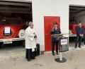 Bild: Raphael Haubelt/exb
Vorstand Johann Gietl (Mitte) konnte Einiges zu den beiden Oldtimer-LKW und zum Bau der neuen Unterstellhalle, die Pfarrer Hannes Lorenz (links) segnete, berichten.