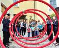 Bild: lg
Das Hochzeitspaar mit den Gratulanten von Stadtrat und Junger Union vor dem Durchschreiten der riesigen roten Schlauchspirale, die die Feuerwehrleute am Kirchenaufgang aufgebaut hatten.