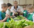 Bild: Wolfgang Steinbacher
Ein Erlebnis: Grundschüler befassen sich mit gesundem Essen.
