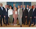 Bild: jr
Vorstandssprecher Bernhard Wolf (von links), Robert Stahl, Stellvertretender Aufsichtsratsvorsitzender Joachim Müllner, Tanja Stahl, Vorstandsmitglied Rainer Lukas, Lisa und Thomas Wirth, Aufsichtsratsvorsitzender Josef Schwägerl, Regionalbetreuer Franz Penker (Genossenschaftsverband Bayern), Stellvertretender Aufsichtsratsvorsitzender Winfried Hecht, Stellvertretender Vorstandssprecher Thomas Ludwig und Generalbevollmächtigter Werner Bäumler.