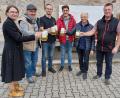 Bild: u
Für die Hirschauer-Stückl-Festspiele braut die Schloss-Brauerei ein „Festspiel-Bier nach einer alten Familienrezeptur. Zum Probenauftakt für das Stück „Das Wirtshaus im Spessart“ wird das erste Fass angezapft und auf das Gelingen der acht Vorstellungen angestoßen (von links): Musikpädagogin Ulrike Straub, Bühnenbau-Chef Roland Fritsch, Erster Vorsitzender Ludwig Koller, Brauerei-Chef Sebastian Dorfner, Zweiter Vorsitzender Alfred Härtl und Regisseur Dieter Held.