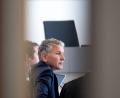 Bild: Hendrik Schmidt/dpa
Björn Höcke im Gerichtssaal des Landgericht Halle (Saale). Wegen des Verwendens von Kennzeichen verfassungswidriger und terroristischer Organisationen muss der AfD-Politiker eine Geldstrafe zahlen.