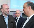 Bild: Hirsch
Der Kreisvorsitzende der Mittelstandsunion, Christian Paulus (rechts) heißt den EVP-Chef Manfred Weber (links) zum Gedankenaustausch willkommen. In der Mitte MU-Landesvorsitzender Sebastian Brehm.