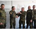 Bild: Simon Hauck, Stadt Amberg /exb
Der Leiter des KVK Stadt Amberg, Stephan Koller (Zweiter von links), überreichte im Auftrag des Verteidigungsministeriums "Einsatzcoins" an Hauptmann Franz Anton Sertl (links), Stabsfeldwebel Christian Horvath (Mitte) und Oberstleutnant Matthias Gensch (Zweiter von rechts).