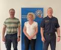 Bild: Polizei Kemnath/exb
Von links: Ermittler Hubert Scherm und Dienststellenleiter Kai Hoffmann von der Polizeiinspektion Kemnath danken Christine Meyer für ihr aufmerksames Handeln.