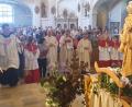 Bild: mas
Feierlicher Einzug in die geschmückte Felixkirche mit Geistlichkeit und Ministranten.