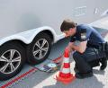 Bild: gsp
Mit Hilfe der Radlastwaage stellt Polizeikommissar Sebastian Maderer das Gewicht des Wohnwagens fest.