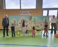 Bild: wec
Bürgermeister Erich Meidinger (links) und Hans-Georg Hierl (rechts) am bunten Gemeinde-Gemälde auf dem verschiedene vom Künstler skizzierte Wahrzeichen von den Kindern ausgemalt werden.