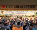 Bild: kro
Die 35-köpfige Stadt- und Jugendblaskapelle Bärnau um Dirigent Günther Freundl bewies, dass sie mehr kann als klassische Blasmusik.