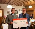 Bild: bey
Kolpingvorsitzender Thomas Müllner (rechts) überreicht an Stadtpfarrer Adam Karolczak (links) einen Scheck über 500 Euro.
