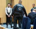 Bild: jut
Der Angeklagte, im feinen Zwirn und mit Hand- und Fußfesseln, wird von Spezialkräften der bayerischen Polizei in den Weidener Gerichtssaal geführt. Ihm wird vorgeworfen, mit Kokain zu handeln.