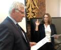 Bild: wro
Die einzige Frau im Stadtrat von Erbendorf, Birgit Grünbauer, wurde am Montag von Bürgermeister Johannes Reger vereidigt und in ihr Amt eingeführt.