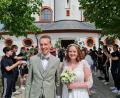 Bild: kro
Freudestrahlend verlassen Teresa und Martin Judas die Kappl und durchschreiten das Ehrenspalier.