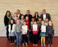 Bild: Julia Rösch/ZV KVS Oberpfalz/exb
Die Klassensprecher der Klassen der Barbara-Grundschule mit den fleißigsten Läufern (vorne) und (hinten, von links) Elke Schmidt, Rektorin der Barbara-Grundschule, Martin Sachsenhauser, VR-Bank-Vorstand, Thomas Retzer, Leiter Marketing VR-Bank, Simone Reinhardt, Geschäftsführerin Zweckverband Kommunale Verkehrssicherheit Oberpfalz, Oberbürgermeister Michael Cerny.