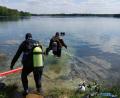Bild: Thomas Neufeld/exb
Die aktiven Taucher beim Einstieg in den Murner See.