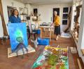 Bild: bl
Vasilij Plotnikov (links) bereitet zusammen mit Klara Ratajczak die Ausstellung in der Galerie Vkus in Schwarzhofen vor, an der auch zwei Künstlerkollegen aus seiner früheren Heimat beteiligt sind.