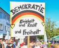 Bild: Petra Hartl
Zur Kundgebung "75 Jahre Grundgesetz: Für Demokratie und Menschenrechte" in Hirschau hat sich am Montag ein breites zivilgesellschaftliches und parteienübergreifendes Bündnis zusammengeschlossen, um die Errungenschaften der demokratischen Grundordnung zu feiern.