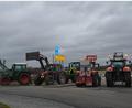 Bild: dob
Am Kreisverkehr an der Umgehungsstraße in Vohenstrauß legen die Landwirte mit ihren Traktoren die Zu- und Ausfahrten lahm.