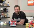 Bild: Dominik Mark
Tobias Spitzkopf lebt seinen Traum als Lego-Fan – und hat inzwischen sogar einen eigenen Lego-Laden in Neustadt/WN.