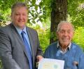 Bild: Stefan Braun/exb
Bürgermeister Stefan Braun (links) gratuliert Joseph Weigert zum 90. Geburtstag.