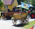 Bild: sl
Zum Kapellenjubiläum und Gartenfest der Feuerwehr in Wittschau ist der ganze Ort auf den Beinen. Sogar mit landwirtschaftlichen Gerätschaften kommen die Besucher.