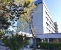 Bild: Portner
Die Asklepios-Klinik Oberviechtach in der Abendsonne. Bürgermeister Rudolf Teplitzky informiert den Stadtrat über den Gesprächstermin mit Gesundheitsministerin Judith Gerlach in München.
