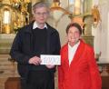 Bild: Franz Völkl/exb
Christa Wildenauer übergibt in der Wallfahrtskirche auf dem Fahrenberg eine Spende von 1000 Euro an den Waldthurner Pfarrer Norbert Götz. Das Geld stammt aus dem Trödelmarktverkauf von Waren aus der Marktgemeinde Waldthurn.