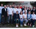 Bild: fdl
Das neue Führungsteam der DJK Ehenfeld-Massenricht zusammen mit den ausgeschiedenen Ausschuss- und Vorstandsmitgliedern und dem Vorsitzenden des DJK-Kreisverbands Weiden und DJK Landesvizepräsidenten Sigmund Balk (stehend, Zweiter von links) und Drittem Bürgermeister Hermann Gebhard (stehend, rechts).