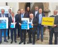 Bild: Thomas Prey/exb
Das Bild zeigt Vertreter der Gemeinden Altendorf und Guteneck mit Staatsminister Albert Füracker sowie der Führungsspitze des Amts für Breitband, Digitalisierung und Vermessung in Nabburg.
