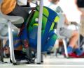 Bild: Sven Hoppe/dpa/Symbolbild
Ein Rucksack hängt im Klassenzimmer am Tisch eines Grundschülers.