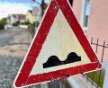 Bild: Gabi Schönberger
Durch die langen Bauarbeiten ist der Belag der Flurstraße in Weiden seit Monaten in katastrophalem Zustand.