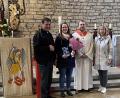 Bild: Sabine Guttenberger/exb
Pfarrer Hans Zeltsperger verabschiedet Michaela Pirner (von links). Mit im Bild Markus Pesold und Pfarrgemeinderatsvorsitzende Sabine Guttenberger.