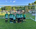 Bild: rba
"Nene" Brown (hinten) mit den Spielern der U11 der SpVgg Ebermannsdorf beim Spiel in Ammerthal..