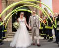 Bild: do
Für das Brautpaar Alica und Christofer Neukam stehen nach der Trauung in der Klosterkirche Speinshart auch Mitglieder der Feuerwehr Speinshart Spalier.