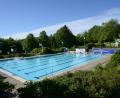 Bild: bey
Am Pfingstsamstag wird die Badesaison im Pleysteiner Freibad eröffnet. Die Liegewiesen sind gemäht, ebenso wurden die Grünanlagen um die Freizeiteinrichtung herum gepflegt. Es fehlen nur noch das passende Wetter und die Badegäste.