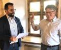 Bild: wro
Die Eidesformel wurde von Bürgermeister Matthias Grundler (links) vor- und dann vom neuen Gemeinderatsmitglied Gerhard Fichtner (rechts) nachgesprochen.
