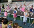 Bild: le
Lieder, Spiele und vor allem Tänze zeigen die Kinder und erhalten kräftigen Beifall.