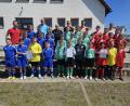 Bild: khg
Auf dem Bild alle Mannschaften der Altersgruppe Jungen IV nach dem Regionalentscheid auf dem Sportgelände des FV Vilseck.