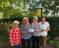 Bild: Andrea Graf/exb
Im Beisein von Irene Meyer (links) und Simone Hoppe (rechts) überreichte Frauenbund-Vorsitzende Angelika Kirner (Zweite von rechts) die Spende an SkF-Vorsitzende Marianne Gutwein.