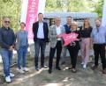 Bild: Stadt Tirschenreuth/exb
Bürgermeister Franz Stahl (Vierter von links) mit Susi Bisping (Dritte von rechts) sowie Rebaz Tofik (Projekt team bisping & bisping), Susan Bauer (Projektleitung bisping & bisping), Stadtkämmerer Harald Eckstein, Eduard Maier von der Breitbandberatung Bayern, Bauamtmitarbeiterin und städtische Projektleiterin Regina Zahn und Robertas Rubezius von der TB Services GmbH (von links) bei der Inbetriebnahme des Glasfasernetzes. Im Hintergrund ist der sogenannte „Point of Presence“, das Herzstück der im vierten Breitband-Verfahren verlegten Leitungen, zu sehen.
