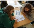 Bild: Mittelschule Mitterteich/exb
Professorin Dr. Erika Rosenberg hatte Kopien der Originalunterlagen von Oskar Schindler mitgebracht, die die Schüler in Arbeitsgruppen bearbeiteten.