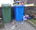 Bild: bkr
Zurückliegende Appelle der Gemeinde haben wenig Früchte getragen. Jetzt steht die Ankündigung im Raum, die beiden Müllcontainer oder zumindest den blauen zu entfernen.