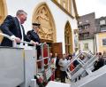 Bild: Petra Hartl
Vom Balkon des Rathauses aus durfte Oberbürgermeister Michael Cerny an seinem 60. Geburtstag abheben. Die Feuerwehr hievte ihn per Teleskopgelenkmast in die Höhe.