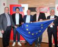 Bild: stg
SPD-Kreisvorsitzender Uli Roth (Zweiter von rechts) zeigten mit Verdi-Bezirksgeschäftsführer Alexander Gröbner, SPD-Unterbezirksvorsitzendem Simon Grajer, MdEP Thomas Rudner sowie SPD-Bezirksvorsitzendem Ismail Ertug Flagge für Europa.