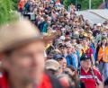 Bild: Armin Weigel/dpa
Zahlreiche Pilger starten zur größten Fußwallfahrt Deutschlands. Bis Samstag wollen die Gläubigen von Regensburg aus ins etwa 111 Kilometer entfernte Altötting laufen, dabei schließen sich immer wieder Pilger dem kilometerlangen Zug an.