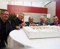 Bild: kaz
Die Stadt Kemnath hat einen neuen Investor für das Projekt Seepromenade gefunden. Von links: Bauamtsleiter Roland Sächerl, Geschäftsstellenleiter Reinhard Herr, Bürgermeister Roman Schäffler, Bernd Büsching, Geschäftsführer Kewog und Projektleiter Rainer Hecht.