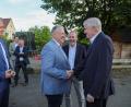 Bild: Wolfgang Steinbacher
Man kennt sich seit vielen Jahren und ist per Du: Landrat Richard Reisinger begrüßt freudig Horst Seehofer in Süß - und das nicht zum ersten Mal. Hinten steht Manfred Weber, Chef der größten Fraktion im Europaparlament in Brüssel, links CSU-Kreisvorsitzender und Landtagsabgeordneter Harald Schwartz.