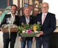 Bild: mma
Florian Rauch (links) für die CSU-Fraktion und Bürgermeister Bernhard Lindner (rechts) gratulieren und ehren Georg Götz für 40 Jahre Mitgliedschaft im Hahnbacher Marktgemeinderat.