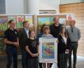 Bild: Mino Meister/exb
Liv Obermayer, Elsa Bach (mit dem Siegerplakat) und Magdalena Nimmerjahn (von links) sind die ersten drei Preisträger des Malwettbewerbs zum Kinderbürgerfest 2024.